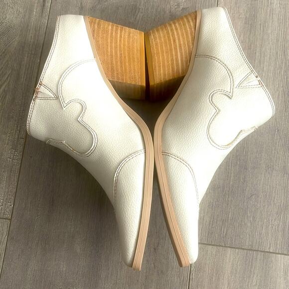 CYAN size 7.5 new without box Yellow Box Women's Ivory Mules - Picture 3 of 10